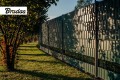 Taśma przepleciona w ogrodzeniu